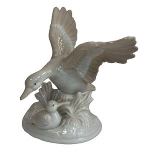 UCGC Mother Duck Running w/Duckling Figurine Taiwan waterfowl outdoor VTG